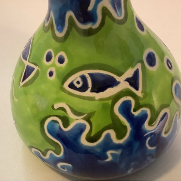 Vintage Jamaica Hand Painted Vase Etched Fish Glossy Blue Green and White 5 1/4” - Picture 4 of 16